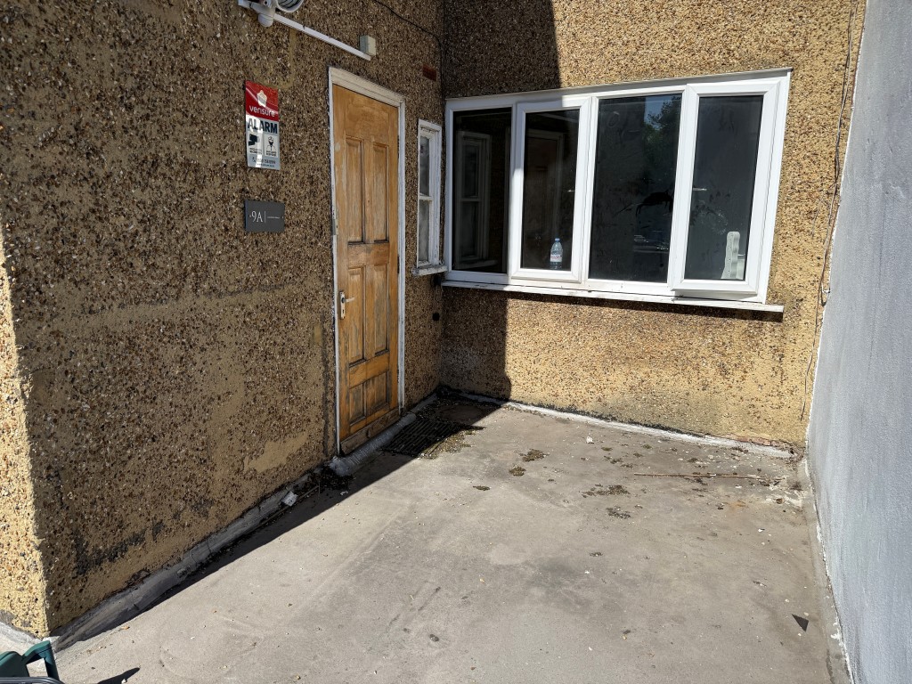 Lot: 133 - MAISONETTE IN NEED OF UPDATING WITH POTENTIAL TO SUB-DIVIDE - Roof Sun Terrace